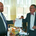 Thomas Rechenthin übergibt den Fördermittlbescheid an den Bürgermeister