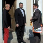 Besuch der ev. Kirchgemeinde. Pfarrer Edelmann (l.) und Pfarrer Ruhnau (m.) Foto: Joachim Chüo
