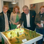 Schlossvereisvorsitzender Jürgen Ullrich erläutert das Schlossbergmodell
