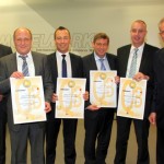 Nahm zusammen mit seinen Kollegen auf der Kölner Möbelmesse die begehrte Auszeichnung entgegen: Gerald Ritter, Hausleiter von Möbel Kraft in Taucha (5. von rechts)