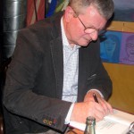K. Feldmann signiert sein Buch