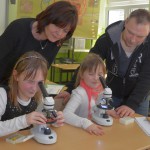 Leonie Hohmann (li) im Biologie-Kabinatt