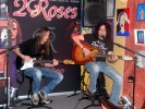 "2 Roses" mit Flecke und Rose (v.l.)