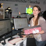 Kristina Henze am digitalen Stellwerk mit dem Modell des Tauchaer Bahnhofs