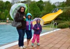 Für Simone Brylla und ihren Töchtern Lotta und Luise war das Wasser doch zu kalt.