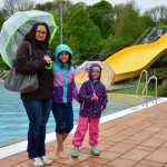 Für Simone Brylla und ihren Töchtern Lotta und Luise war das Wasser doch zu kalt.