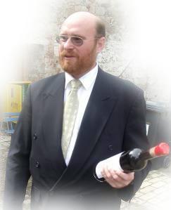 Bürgermeister Schirmbeck präsentiert den Ratswein zur Eröffnung des Tauchscher 2004