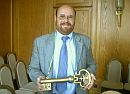 Bürgermeister Dr. Schirmbeck (noch) mit dem Rathausschlüssel